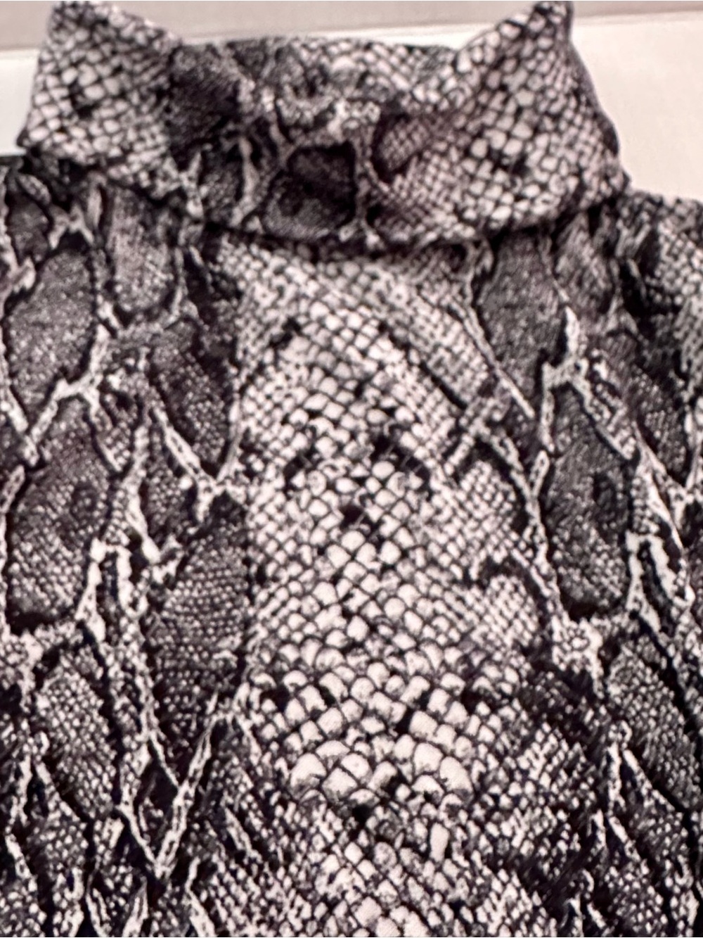 Banana Republic Luxespun Snakeskin Print Turtleneck Top Grey Black L